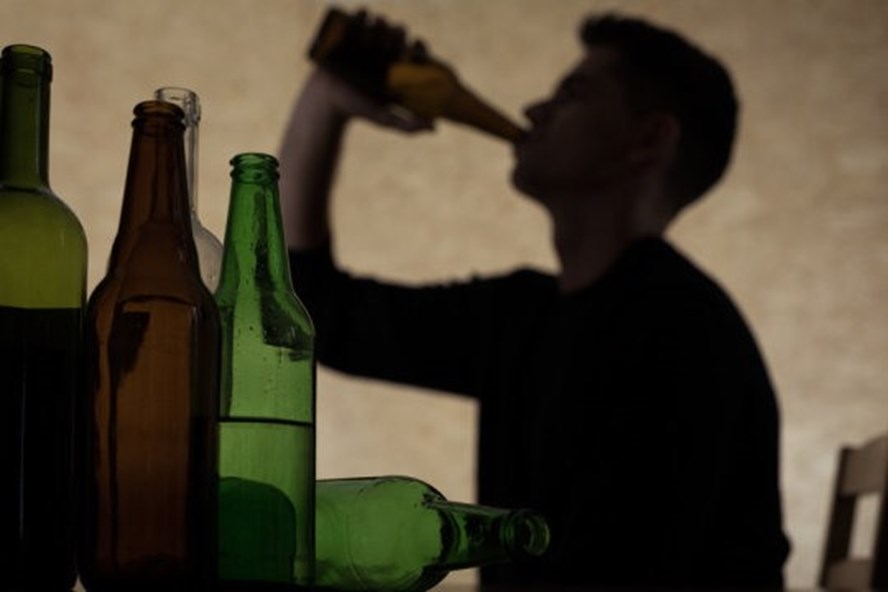 Bệnh Nghiện rượu: Nguyên nhân, biến chứng và cách điều trị