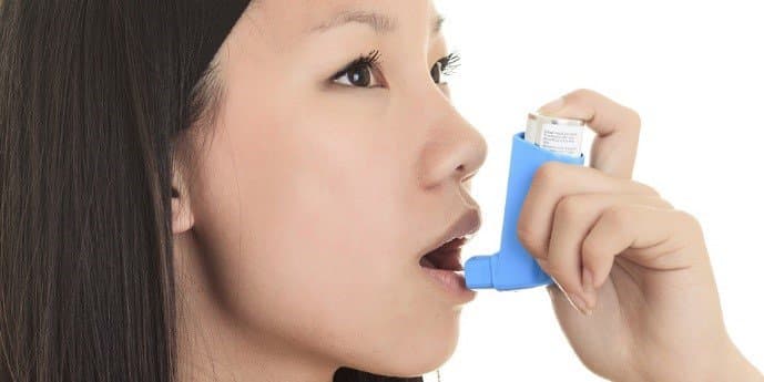 Hen suyễn có triệu chứng gì và lây truyền không?