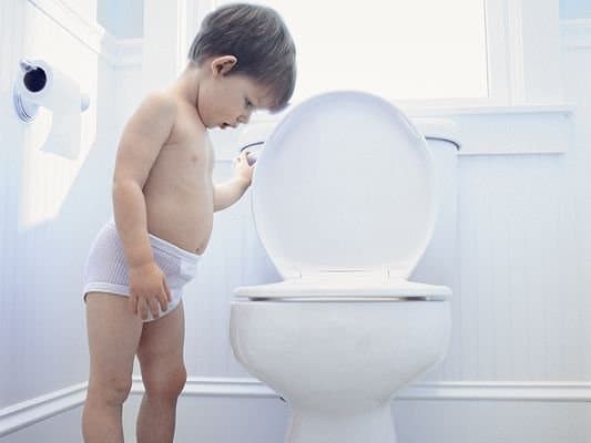 Trẻ bị đái dắt - Nguyên nhân và cách điều trị