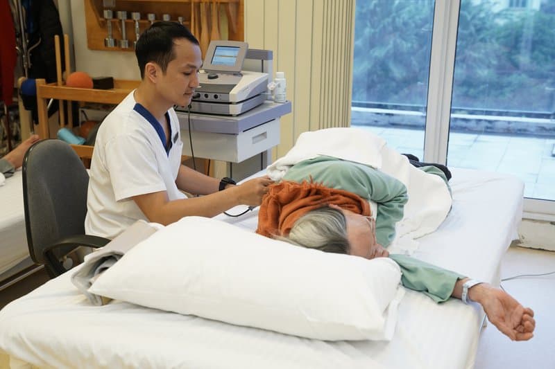 Gãy cổ xương đùi ở người cao tuổi - Điều trị và Cách phòng ngừa 