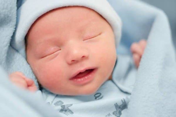 Cách chăm sóc và theo dõi trẻ sơ sinh trong tuần đầu tiên