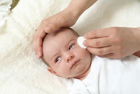 Đừng tùy tiện Nhỏ sữa mẹ vào mắt trẻ