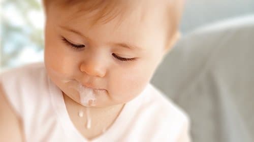 Vì sao trẻ hay nôn trớ sau ăn?
