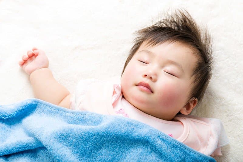 Trẻ ngủ không sâu giấc, quấy khóc phải làm sao?