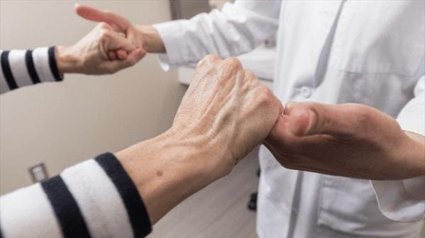 Chứng run là gì? Phân loại và cách điều trị