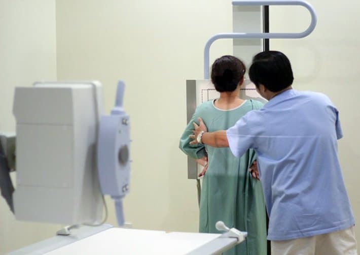 Khám sàng lọc ung thư vú bao gồm những gì?