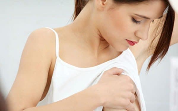 Phụ nữ cần cảnh giác khi thấy tiết dịch núm vú