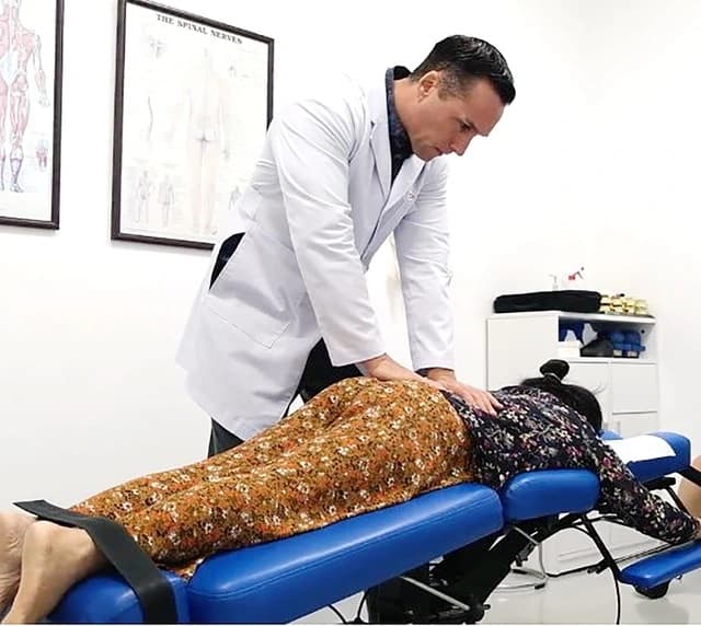 Điều trị thoát vị đĩa đệm bằng phương pháp Chiropractic