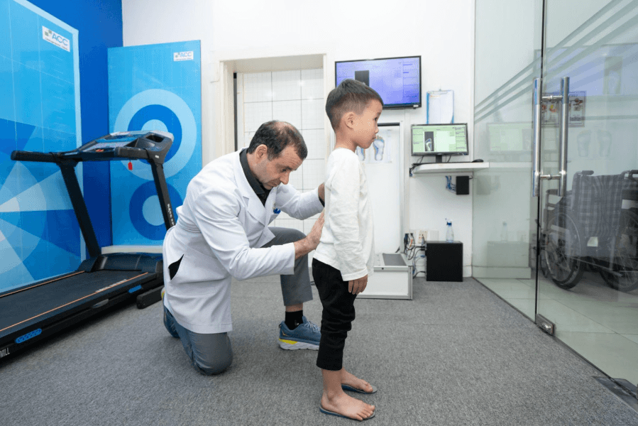 Bàn chân bẹt & Vẹo cột sống ở trẻ: Mối liên hệ âm thầm mà nguy hiểm