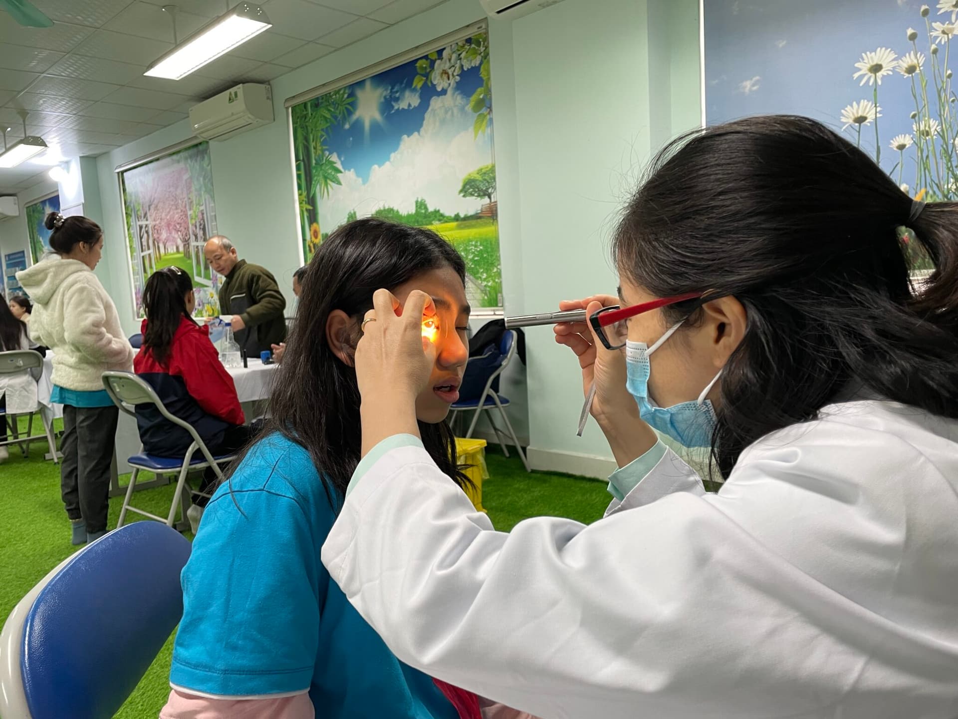 Kính áp tròng Ortho-K là gì? Hướng dẫn sử dụng chi tiết và các lưu ý quan trọng