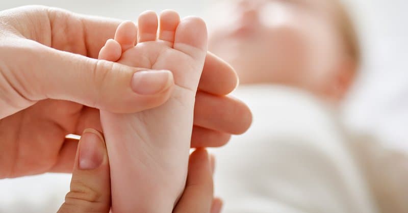 Vì sao trẻ bị bàn chân khoèo bẩm sinh?