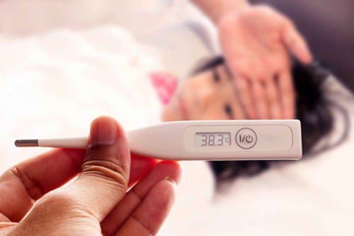 Làm gì khi trẻ bị sốt? Hướng dẫn chăm sóc trẻ bị sốt