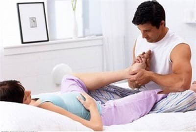 Hướng dẫn cách massage lưng, chân, tay cho sản phụ khi chuyển dạ