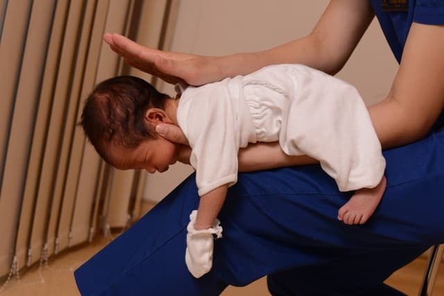 Hướng dẫn chăm sóc khi trẻ bị sặc sữa và cách phòng ngừa