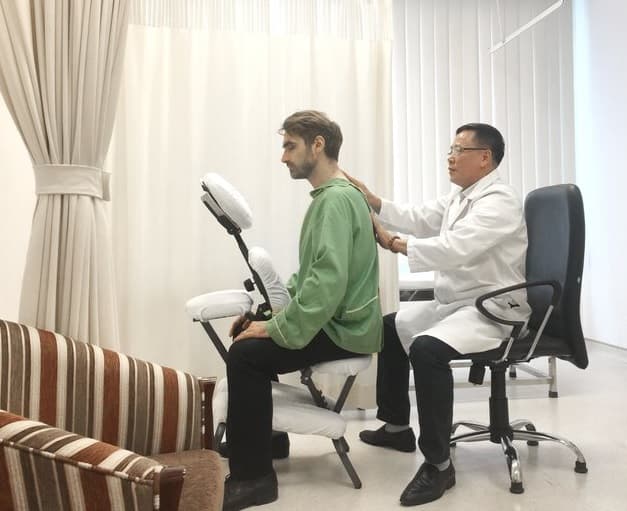 Chữa thoát vị đĩa đệm bằng tác động cột sống Giải pháp hiệu qủa không dùng thuốc