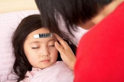 Nguyên nhân sốt kéo dài ở trẻ và cách chăm sóc trẻ bị sốt