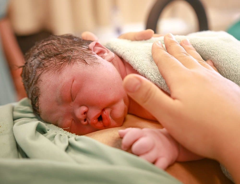 Lợi ích tuyệt vời cho mẹ và bé của việc da kề da sau sinh