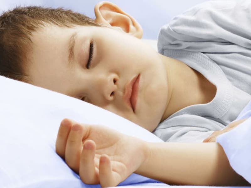 Nguyên nhân trẻ sốt chân tay lạnh và cách chăm sóc