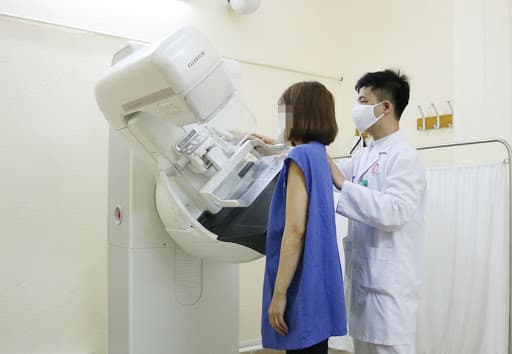 Tư thế chụp X quang tuyến vú (mammography) đúng chuẩn