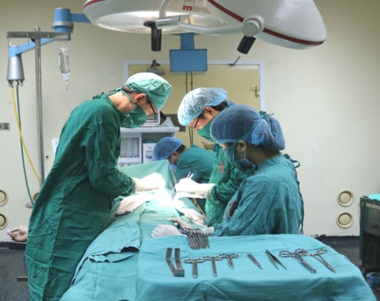 Điều trị ung thư vú bằng cách cắt bỏ vú và vét hạch nách