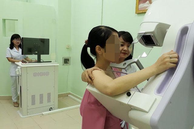 Bệnh nhân vị thành niên có đặc trưng của ung thư vú như thế nào?
