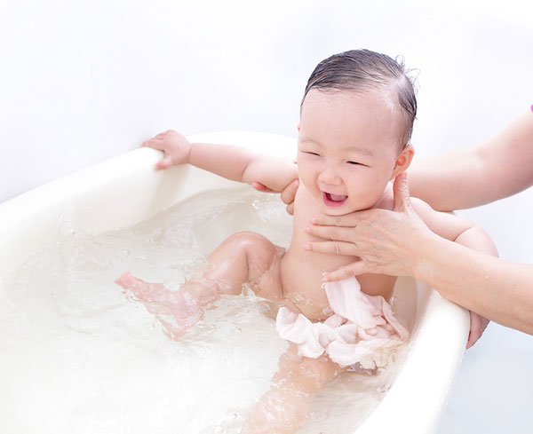 Hướng dẫn bố mẹ cách tắm cho trẻ khi sốt cao tại nhà - ảnh 2
