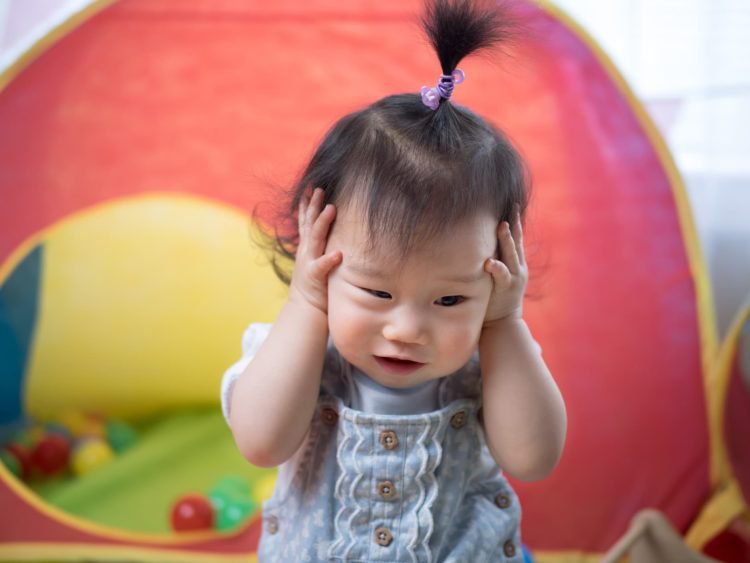 8 dấu hiệu nhận biết bệnh viêm tai giữa ở trẻ em - ảnh 1