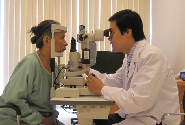 Bệnh đục thủy tinh thể có thể gây mù lòa - Cần phát hiện sớm để điều trị - ảnh 2