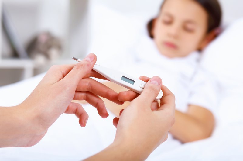 Trẻ bị sốt sau khi tiêm phòng vắc-xin 5 trong 1: Khi nào là bất thường?