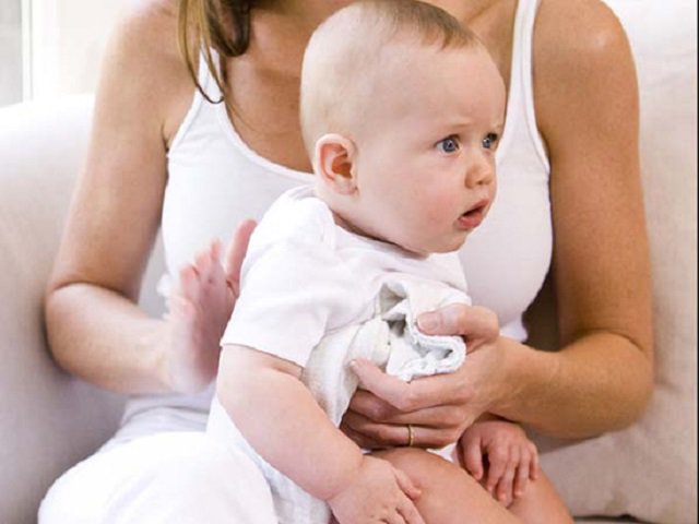 Căng dạ dày quá mức dễ khiến trẻ sơ sinh nấc cụt