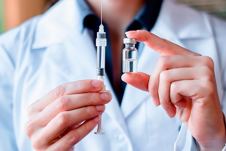 Đang bị Sốt không nên tiêm vắc- xin viêm gan B?