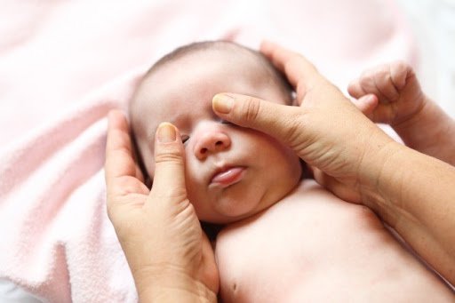 Viêm kết mạc ở trẻ sơ sinh: Phường pháp điều trị và Cách phòng ngừa - ảnh 1