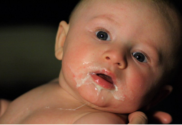Trẻ sơ sinh nôn trớ sau khi bú: Nguyên nhân và cách khắc phục