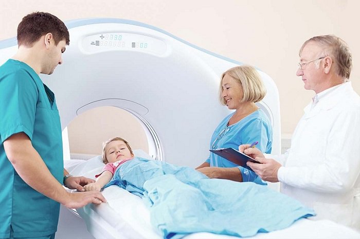So sánh giữa chụp cộng hưởng từ (MRI) và cắt lớp vi tính (CT)