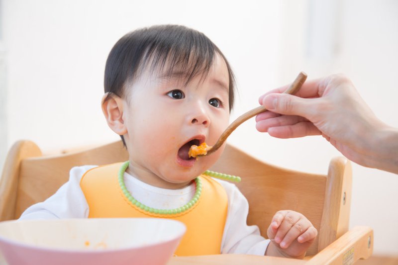 Cho bé ăn: 8 cột mốc ăn uống quan trọng