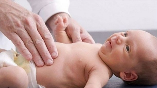 Trẻ sơ sinh bị còi xương do thiếu vitamin D - ảnh 1